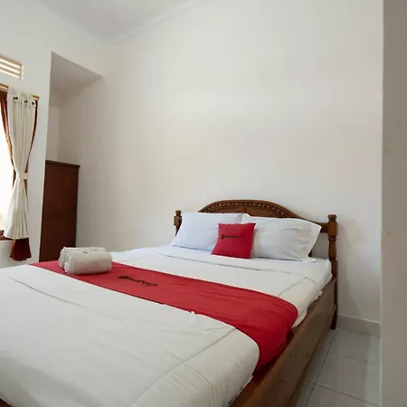 Hotel RedDoorz near Buleleng Harbour 2